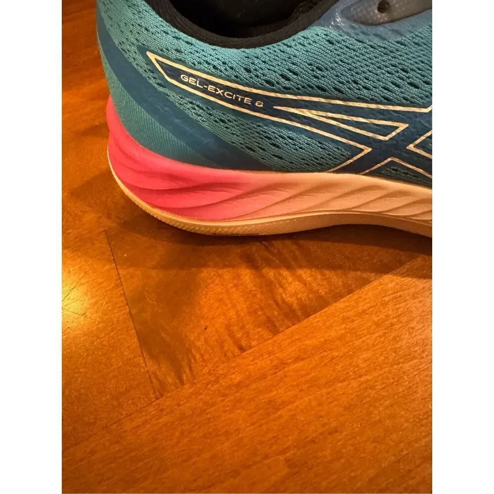 Woman’s asics Gel excite 8 size 9 sneakers